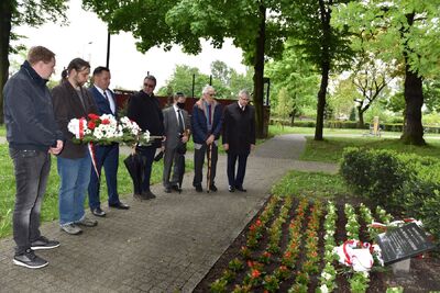 W Chorzowie delegacja katowickiego oddziału IPN z dyrektorem – dr. Andrzejem Sznajderem oraz synem rotmistrza Andrzejem Pileckim złożyła kwiaty pod tablicą na skwerze imienia Rotmistrza Witolda Pileckiego
