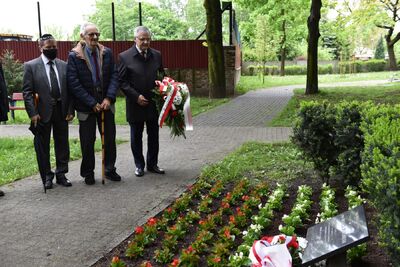 W Chorzowie delegacja katowickiego oddziału IPN z dyrektorem – dr. Andrzejem Sznajderem oraz synem rotmistrza Andrzejem Pileckim złożyła kwiaty pod tablicą na skwerze imienia Rotmistrza Witolda Pileckiego