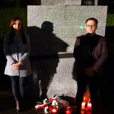 Hołd dla rotmistrza Pileckiego pod pomnikiem Armii Krajowej w Olsztynie. Fot. D. (Zagził IPN)