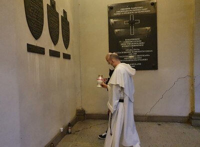 W Poznaniu znicze zapłonęły w podcieniach dziedzińca klasztoru dominikanów, pod tablicą upamiętniającą rtm. Pileckiego