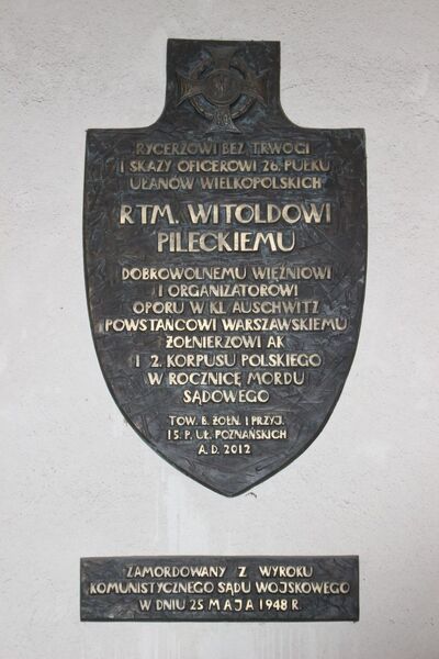 W Poznaniu znicze zapłonęły w podcieniach dziedzińca klasztoru dominikanów, pod tablicą upamiętniającą rtm. Pileckiego