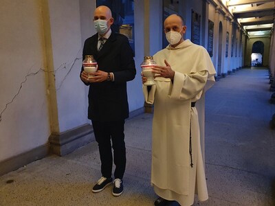 W Poznaniu znicze zapłonęły w podcieniach dziedzińca klasztoru dominikanów, pod tablicą upamiętniającą rtm. Pileckiego