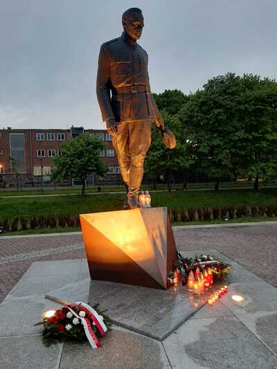 W Gdańsku dyrektor gdańskiego IPN prof. Mirosław Golon zapalił znicz przed pomnikiem rtm. Witolda Pileckiego przy Muzeum II Wojny Światowej – 25 maja 2021 Fot. IPN