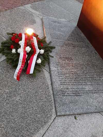 W Gdańsku dyrektor gdańskiego IPN prof. Mirosław Golon zapalił znicz przed pomnikiem rtm. Witolda Pileckiego przy Muzeum II Wojny Światowej – 25 maja 2021 Fot. IPN