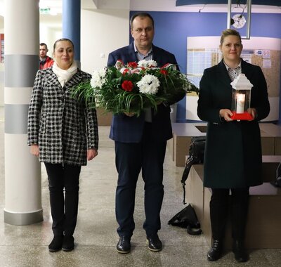 W Białymstoku delegacja pracowników Instytutu Pamięci Narodowej wraz z dyrektorem XI Liceum Ogólnokształcącego im. rtm. Witolda Pileckiego złożyła kwiaty i zapaliła znicz w miejscach pamięci szkoły. Fot. A. Piekarska (IPN)
