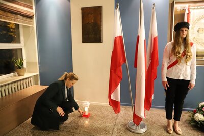 W Białymstoku delegacja pracowników Instytutu Pamięci Narodowej wraz z dyrektorem XI Liceum Ogólnokształcącego im. rtm. Witolda Pileckiego złożyła kwiaty i zapaliła znicz w miejscach pamięci szkoły. Fot. A. Piekarska (IPN)