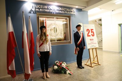 W Białymstoku delegacja pracowników Instytutu Pamięci Narodowej wraz z dyrektorem XI Liceum Ogólnokształcącego im. rtm. Witolda Pileckiego złożyła kwiaty i zapaliła znicz w miejscach pamięci szkoły. Fot. A. Piekarska (IPN)