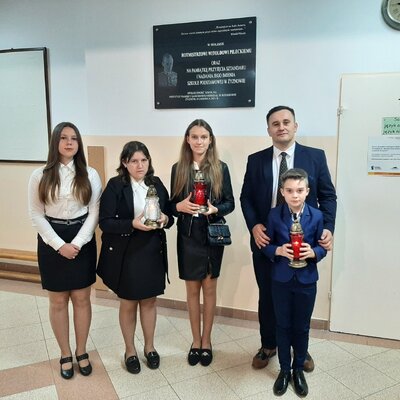 W Żyznowie dr Piotr Szopa, naczelnik OBUWiM IPN w Rzeszowie wraz z Piotrem Motyką, dyrektorem miejscowej szkoły podstawowej oraz przedstawicielami młodzieży zapalili znicze pod tablicą upamiętniającą Witolda Pileckiego. Fot. IPN