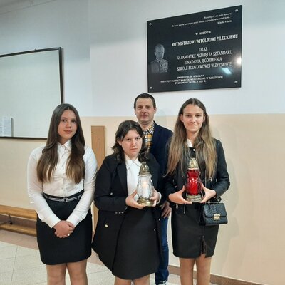 W Żyznowie dr Piotr Szopa, naczelnik OBUWiM IPN w Rzeszowie wraz z Piotrem Motyką, dyrektorem miejscowej szkoły podstawowej oraz przedstawicielami młodzieży zapalili znicze pod tablicą upamiętniającą Witolda Pileckiego. Fot. IPN