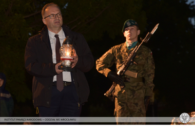 We Wrocławiu znicz zapłonął pod pomnikiem rotmistrza Witolda Pileckiego na Promenadzie Staromiejskiej
