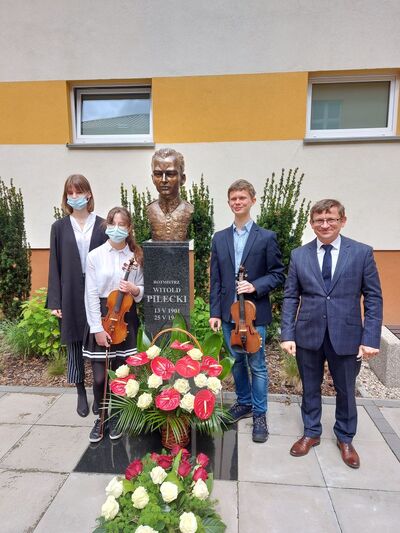 W IV Liceum Ogólnokształcącym im. rotmistrza Witolda Pileckiego odsłonięte zostało popiersie patrona szkoły