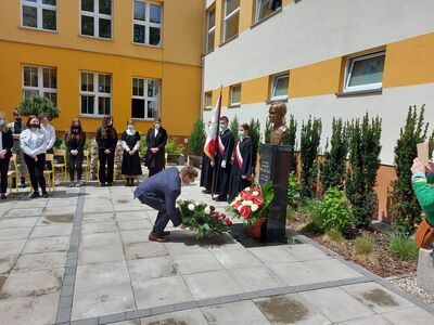W IV Liceum Ogólnokształcącym im. rotmistrza Witolda Pileckiego odsłonięte zostało popiersie patrona szkoły