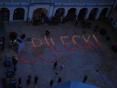 Znicze na dziedzińcu Zamku w Lublinie.  Fot. Facebook.com/MiastoLublin