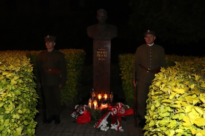 Znicze pamięci pod pomnikiem rtm. Pileckiego w parku miejskim im. rotmistrza Pileckiego w Wieluniu
