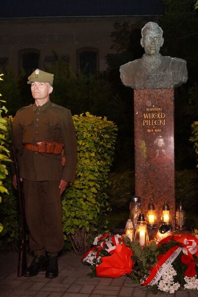 Znicze pamięci pod pomnikiem rtm. Pileckiego w parku miejskim im. rotmistrza Pileckiego w Wieluniu. Fot. Muzeum Ziemi Wieluńskiej