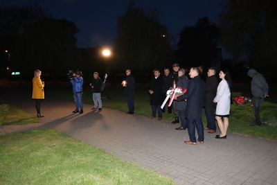 Znicze pamięci pod pomnikiem rtm. Pileckiego w parku miejskim im. rotmistrza Pileckiego w Wieluniu