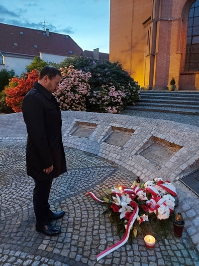 Znicze pod tablicą pamiątkową poświęconą Witoldowi Pileckiemu w Połczynie-Zdroju