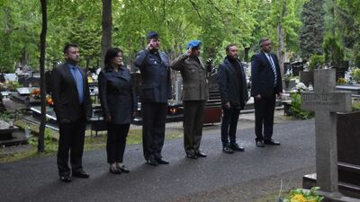 Znicze na symbolicznym grobie rotmistrza znajdującym się w Koszalinie, w miejscu spoczynku śp. Marii Pileckiej – siostry zamordowanego. Fot. Radio Koszalin