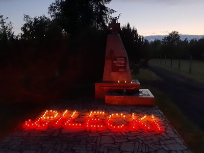 Znicze pamięci w godzinę śmierci rotmistrza Witolda Pileckiego w Łambinowicach