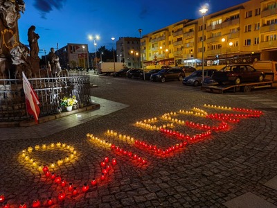 Znicze pamięci w godzinę śmierci rotmistrza Witolda Pileckiego w Głubczycach