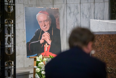 W 40. rocznicę śmierci kardynała Wyszyńskiego prezes IPN dr Jarosław Szarek złożył kwiaty przed sarkofagiem prymasa w Bazylice Archikatedralnej p.w. Męczeństwa św. Jana Chrzciciela w Warszawie – 28 maja 2021. Fot. Sławek Kasper (IPN)