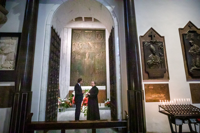 W 40. rocznicę śmierci kardynała Wyszyńskiego prezes IPN dr Jarosław Szarek złożył kwiaty przed sarkofagiem prymasa w Bazylice Archikatedralnej p.w. Męczeństwa św. Jana Chrzciciela w Warszawie – 28 maja 2021. Fot. Sławek Kasper (IPN)