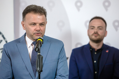 Adam Hlebowicz, dyrektor BEN IPN (L) oraz Konrad Starczewski, naczelnik Wydziału Notacji i Opracowań Multimedialnych BEN IPN (P) podczas konferencji prezentującej portal opowiedziane.ipn.gov.pl – 8 czerwca 2021. Fot. Sławek Kasper (IPN)