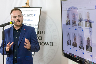 Konrad Starczewski, naczelnik Wydziału Notacji i Opracowań Multimedialnych BEN IPN podczas konferencji prezentującej portal opowiedziane.ipn.gov.pl – 8 czerwca 2021. Fot. Sławek Kasper (IPN)