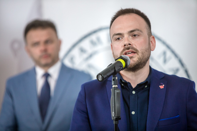 Adam Hlebowicz, dyrektor BEN IPN (L) oraz Konrad Starczewski, naczelnik Wydziału Notacji i Opracowań Multimedialnych BEN IPN (P) podczas konferencji prezentującej portal opowiedziane.ipn.gov.pl – 8 czerwca 2021. Fot. Sławek Kasper (IPN)