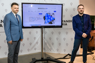 Adam Hlebowicz, dyrektor BEN IPN (L) oraz Konrad Starczewski, naczelnik Wydziału Notacji i Opracowań Multimedialnych BEN IPN (P) podczas konferencji prezentującej portal opowiedziane.ipn.gov.pl – 8 czerwca 2021. Fot. Sławek Kasper (IPN)