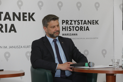 Dr hab. Filip Musiał, prowadzący spotkania z cyklu „Między mitem a rzeczywistością – najważniejsze wydarzenia XX wieku” – 9 czerwca 2021. Fot. Piotr Życieński (IPN)