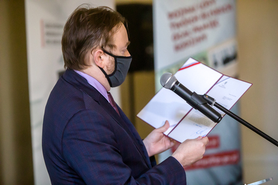 List prezydenta Andrzeja Dudy odczytał minister Paweł Szrot. Otwarcie wystawy „#StolenMemory – Skradziona Pamięć” i uroczyste przekazanie pamiątki po byłym więźniu obozów koncentracyjnych – Franciszku Czaplickim – Warszawa, 14 czerwca 2021. Fot. Sławek Kasper (IPN)