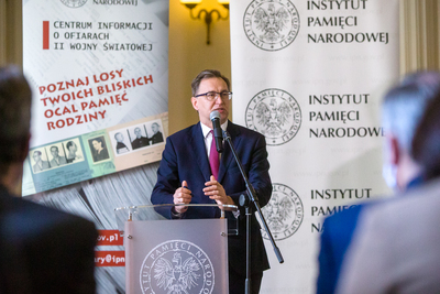 Dr Jarosław Szarek, prezes IPN. Otwarcie wystawy „#StolenMemory – Skradziona Pamięć” i uroczyste przekazanie pamiątki po byłym więźniu obozów koncentracyjnych – Franciszku Czaplickim – Warszawa, 14 czerwca 2021. Fot. Sławek Kasper (IPN)