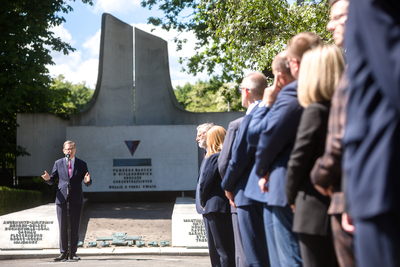 Uroczystości pod pomnikiem – Mauzoleum Ofiar Obozów Koncentracyjnych na Cmentarzu Wojskowym na Powązkach – Warszawa, 14 czerwca 2021. Fot. Sławek Kasper (IPN)