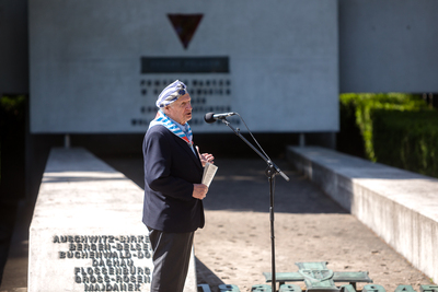 Prezes Polskiego Związku Byłych Więźniów Politycznych Hitlerowskich Więzień i Obozów Koncentracyjnych Stanisław Zalewski podczas uroczystości przed pomnikiem – Mauzoleum Ofiar Obozów Koncentracyjnych na Cmentarzu Wojskowym na Powązkach.  – Warszawa, 14 czerwca 2021. Fot. Sławek Kasper (IPN)