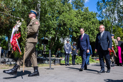 Prezes IPN dr Jarosław Szarek i Dyrektor BUWiM IPN Adam Siwek złożyli kwiaty pod pomnikiem – Mauzoleum Ofiar Obozów Koncentracyjnych na Cmentarzu Wojskowym na Powązkach – Warszawa, 14 czerwca 2021. Fot. Sławek Kasper (IPN)