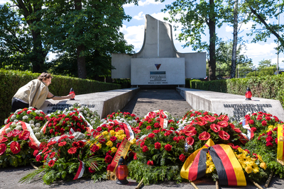 Uroczystości pod Pomnikiem – Mauzoleum Ofiar Obozów Koncentracyjnych na Cmentarzu Wojskowym na Powązkach – Warszawa, 14 czerwca 2021. Fot. Sławek Kasper (IPN)