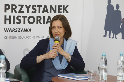 Beata Mackiewicz podczas dyskusji wokół nowego wydania „Kazań Świętokrzyskich” kard. Stefana Wyszyńskiego – 14 czerwca 2021. Fot. Piotr Życieński (IPN)