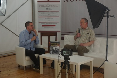 Instytut Pamięci Narodowej na Plenerze Literackim w Warszawie. Z dr. Kazimierzem Krajewskim (po prawej) rozmawia Rafał Dudkiewicz – 18 czerwca 2021. Fot. Iwona Spałek (IPN)