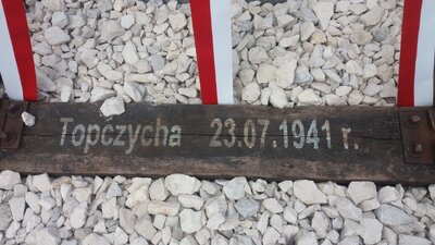 Odsłonięcie obelisku poświęconego deportowanym mieszkańcom wsi Rozwory przez NKWD w 1941 roku