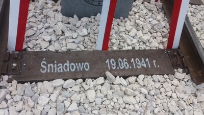 Odsłonięcie obelisku poświęconego deportowanym mieszkańcom wsi Rozwory przez NKWD w 1941 roku