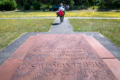 Przy grobie Mieczysława Niedziałkowskiego – przewodniczącego Związku Parlamentarnego Polskich Socjalistów w II RP – 21 czerwca 2021. Fot. Sławek Kasper (IPN)