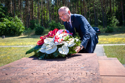 Przy grobie Mieczysława Niedziałkowskiego – przewodniczącego Związku Parlamentarnego Polskich Socjalistów w II RP – 21 czerwca 2021. Fot. Sławek Kasper (IPN)