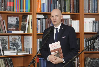 Dr hab. Rafał Reczek (dyrektor OIPN w Poznaniu) podczas briefingu w 65. rocznicę Czerwca ’56 – 24 czerwca 2021. Fot. Piotr Życieński (IPN)