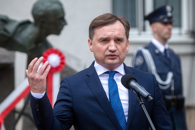 Minister sprawiedliwości Zbigniew Ziobro podczas odsłonięcia pomnika Jana Rodowicza „Anody” na dziedzińcu Ministerstwa Sprawiedliwości w Warszawie – 24 czerwca 2021. Fot. Sławek Kasper (IPN)
