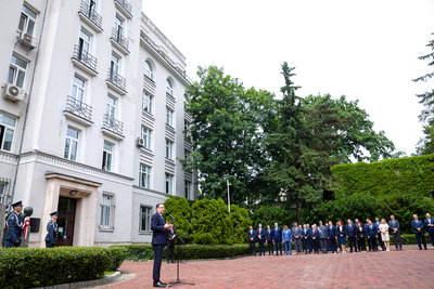 Prezes IPN dr Jarosław Szarek podczas odsłonięcia pomnika Jana Rodowicza „Anody” na dziedzińcu Ministerstwa Sprawiedliwości w Warszawie – 24 czerwca 2021. Fot. Sławek Kasper (IPN)