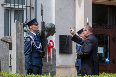 Uroczyste odsłonięcie pomnika Jana Rodowicza „Anody” na dziedzińcu Ministerstwa Sprawiedliwości w Warszawie – 24 czerwca 2021. Fot. Sławek Kasper (IPN)
