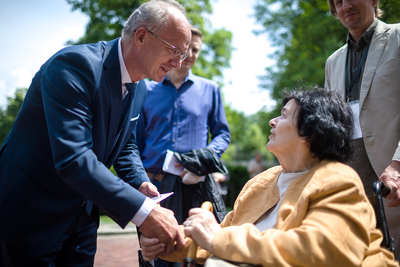 Prof. Krzysztof Szwagrzyk podczas odsłonięcia pomnika Jana Rodowicza „Anody” na dziedzińcu Ministerstwa Sprawiedliwości w Warszawie – 24 czerwca 2021. Fot. Sławek Kasper (IPN)