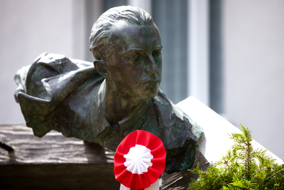 Uroczyste odsłonięcie pomnika Jana Rodowicza „Anody” na dziedzińcu Ministerstwa Sprawiedliwości w Warszawie – 24 czerwca 2021. Fot. Sławek Kasper (IPN)