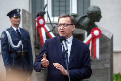 Prezes IPN dr Jarosław Szarek podczas odsłonięcia pomnika Jana Rodowicza „Anody” na dziedzińcu Ministerstwa Sprawiedliwości w Warszawie – 24 czerwca 2021. Fot. Sławek Kasper (IPN)